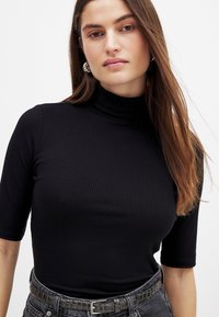 KURZÄRMELIGES MIT KRAGEN - Lihtne T-särk - black