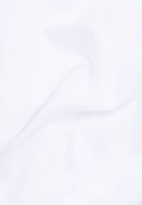 Weißer Stoff mit glatter Textur, der sanfte Falten und einen weichen Glanz aufweist. Keine sichtbaren Muster oder Hardware-Details.