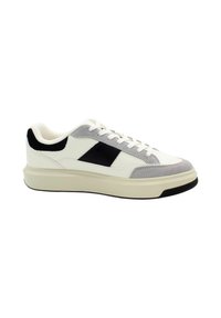 Sneaker bianca e grigia con dettagli neri, dotata di una tomaia in suede e pelle, suola in gomma e design classico con lacci.
