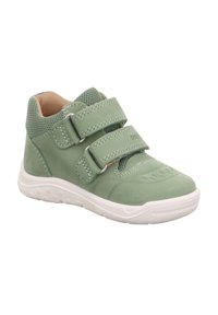 Grüne Ledersneaker mit Mesh-Akzenten, zwei verstellbaren Velcro-Riemen, weißer Gummisohle und geprägten Details auf der Vorderseite.