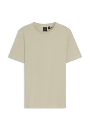 Beige T-shirt met korte mouwen en ronde hals, met een zwarte BOSS-label aan de binnenkant van de hals, plat uitgespreid op een witte ondergrond.