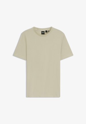Beige T-shirt met korte mouwen en ronde hals, met een zwarte BOSS-label aan de binnenkant van de hals, plat uitgespreid op een witte ondergrond.