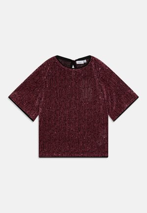 Haut bourgogne à manches courtes en sequins avec un col rond et une bordure noire. Présente une fermeture au dos en forme de trou de serrure et une surface texturée.