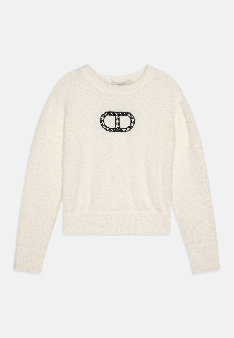 Hvit, fluffy genser med rund hals, lange ermer og cropped lengde. Har et svart logo-merke i midten foran.