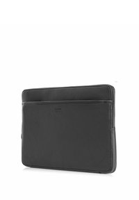 Czarna skórzana torba na laptopa z teksturowanym wykończeniem, zamknięciem na zamek błyskawiczny i przednią kieszonką. Prosty prostokątny kształt bez widocznych akcentów sprzętowych.