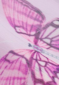 Rosa und lila Schmetterlingsdesign auf strukturiertem Stoff mit detaillierten Flügelmustern und feinen Fäden, die ein sanftes, glattes Erscheinungsbild verleihen.