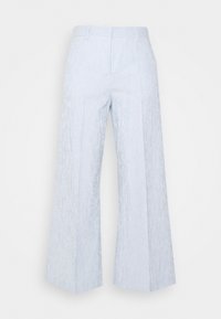 Pantalon à jambes larges à rayures verticales bleu clair et blanc avec passants de ceinture, plis marqués et taille haute, présenté sur un fond uni.
