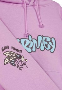 Sudadera de lavanda hecha de una mezcla de algodón. Presenta un logo sobredimensionado "RIMEY" en azul y una gráfica de un insecto negro etiquetada como "RAW HONEY" en la manga.