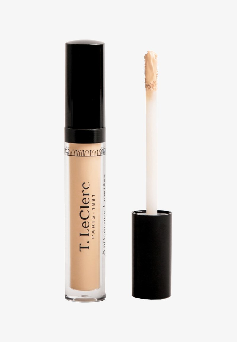 Flüssiger Concealer in einer klaren Tube mit einem schwarzen Deckel. Der Applikator hat eine flache Spitze, und der Concealer ist in einem hellen Beigeton.