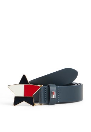 Ceinture en cuir bleu foncé avec une boucle en forme d'étoile divisée en sections blanches, rouges et noires, et un petit logo rectangulaire sur la boucle.