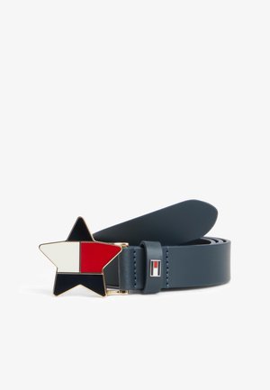 Ceinture en cuir bleu foncé avec une boucle en forme d'étoile divisée en sections blanches, rouges et noires, et un petit logo rectangulaire sur la boucle.