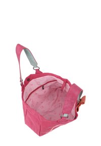 Sac fourre-tout en daim rose, avec une texture douce, présentant un intérieur rose clair orné de motifs Hello Kitty. Bretelle grise réglable.