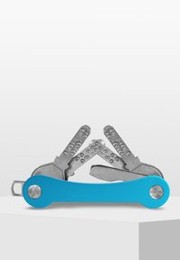 Multifunktionsverktyg med ett blått metallhandtag och flera verktyg i silver rostfritt stål; innehåller olika blad och funktioner i en kompakt design.