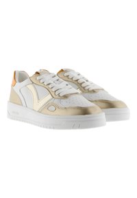 Sneaker bianche e dorate con una texture in pelle liscia, dotate di lingua imbottita, punta perforata e dettagli arancioni sul tallone.