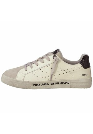 Weiße Ledersneaker mit hellgrauem Wildleder-Zehenkappen, perforiertem Design, grauen Schnürsenkeln und "DU BIST GLORREICH" auf der Seite gedruckt. Schwarzer Fersenakzent.