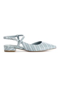 Zapatos planos slingback en color aguamarina con punta afilada, parte superior de tejido texturizado y un pequeño tacón de bloque. Presentan un diseño de tiras cruzadas y hebilla.