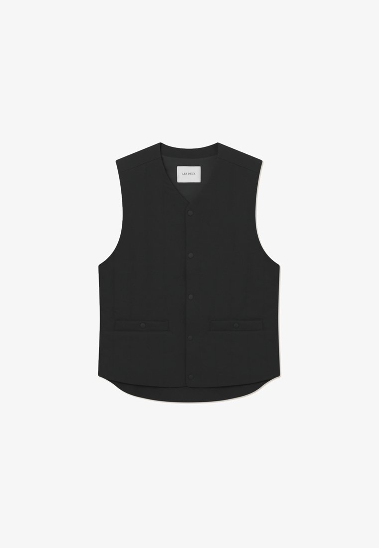 Μαύρο αμάνικο γιλέκο από λείο ύφασμα με κουμπωτή μπροστινή πλευρά, δύο μπροστινές τσέπες και σχεδίαση στρογγυλής κάτω πλευράς. Ορατή ετικέτα μάρκας.