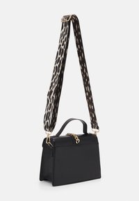 Czarna skórzana torba o zorganizowanym kształcie, ozdobiona złotym łańcuszkiem i paskiem w panterkę. Praktyczna i funkcjonalna.