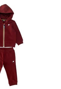 Set di felpa rossa e pantaloni della tuta, realizzato in tessuto morbido, presenta una chiusura con zip, polsini a costine e un logo bianco su entrambi i capi.