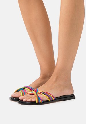 Moniväriset liukumäkipohjaiset sandaalit, joissa on solmittu nauhadysain, valmistettu teksturoidusta materiaalista, mustalla tasaisella pohjalla.