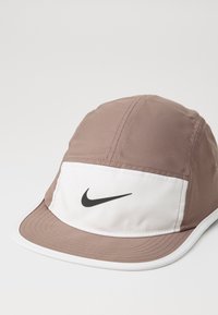 Nike Performance FLY UNISEX - Kapa - mink brown/phantom/black