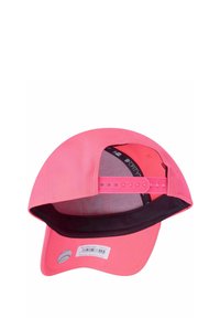 Casquette de baseball rose avec une visière incurvée, fermeture réglable à pression et doublure intérieure noire. Présente une étiquette et des détails de logo subtils.