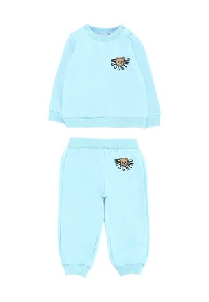 Lichtblauw tweedelig kindertrainingspak van zacht materiaal, met een crewneck top met zijknopen en een beerafbeelding, en broek met elastische tailleband.
