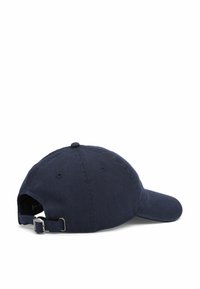 Granatowa bawełniana czapka z zakrzywionym daszkiem, o strukturze w jodełkę, z regulowanym paskiem i metalowymi elementami z tyłu do dostosowywania rozmiaru.
