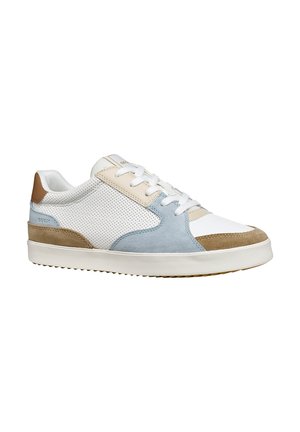 Low-top sneaker met wit geperforeerd leer, beige en blauwe suède panelen, witte veters en een bruine hieldetail op een witte zool.