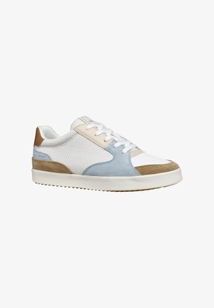 Low-top sneaker met wit geperforeerd leer, beige en blauwe suède panelen, witte veters en een bruine hieldetail op een witte zool.