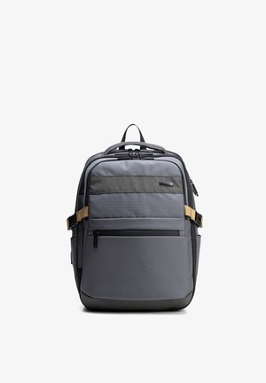 Grauer und schwarzer Rucksack mit mehreren Reißverschlussfächern und beigefarbenen Seitenriemen, frontal auf weißem Hintergrund gezeigt.