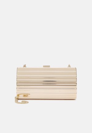 Rechteckige metallische goldene Clutch-Tasche mit horizontalen Rillen und abnehmbarem goldenen Kettchen auf weißem Hintergrund.