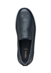 Scarpa slip-on in pelle blu navy con punta rotonda, suola in gomma bianca e logo GEOX impresso in oro su una soletta nera. Texture liscia.