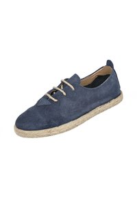 Zapato de espadrille de ante azul con punta redonda, diseño con cordones y suela de yute. Presenta una textura suave y un detalle de costura mínimo.