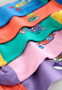 Bunte, gemusterte Socken in lebhaften Farben: Blau, Pink, Grün, Orange und Lila, die mit Cartoonfiguren versehen sind. Aus weichem Strickmaterial.