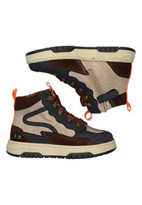 Bruine en beige hoge schoenen met een gestructureerde bovenkant, oranje accenten, zwarte buitenzool en bruin gemengde materialen. Beschikt over vetersluiting en lusjes.