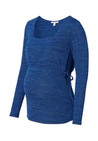 Niebieska długa bluzka ciążowa z kwadratowym dekoltem i wiązaniem z boku, zaprojektowana z myślą o wygodnym dopasowaniu do brzucha.