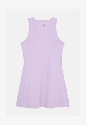 Vestido atlético lilás com design às costas em estilo racerback, feito de um tecido suave, com detalhes cosidos e um logo da Adidas em rosa na parte de trás.
