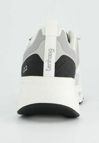 Šedá a bílá sportovní bota s černým akcentem, s texturovaným svrškem, polstrovanou podrážkou a logem na patní části.