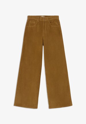 Pantalons en velours côtelé marron à jambe large avec poches avant, passants de ceinture et fermeture à bouton, étendus à plat sur un fond blanc.