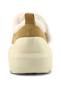 Achteraanzicht van een tan suede sneaker met een witte rubberen zool en een fluffy witte bontvoering, met het merk "Colors of California" op de hiel.