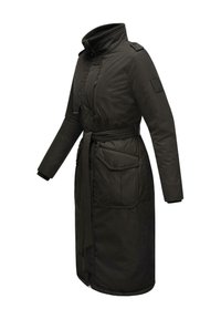 Manteau long matelassé vert foncé avec col montant, taille ceinturée, poches à rabat zippées et boutonnées, et manches longues.