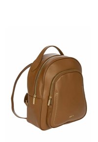 Sac à dos en cuir marron avec une finition texturée, deux compartiments zippés, une poignée supérieure et une bandoulière réglable.  Éléments en matériel doré.