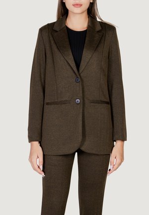 Blazer marrone a motivo houndstooth con vestibilità tailored, rever a punta, due tasche frontali e due bottoni neri, abbinato a pantaloni coordinati.