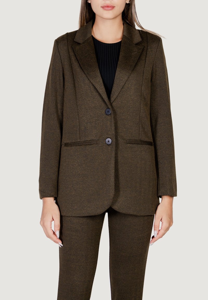 Blazer de patrón espiguilla marrón con un corte ajustado, solapas de muesca, dos bolsillos frontales y dos botones negros, combinado con pantalones a juego.