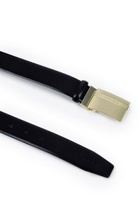 Cinturón de cuero negro con hebilla de metal dorado. La hebilla presenta una forma rectangular con el nombre de la marca grabado. Textura suave en toda su superficie.
