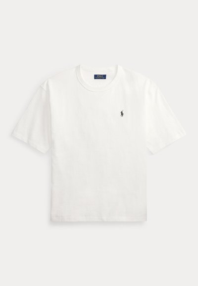 Bela majica s kratkimi rokavi in okrolim izrezom, z majhnim črnim logotipom Polo Ralph Lauren na levi strani prsnega koša.
