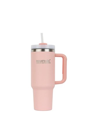 Hoher pinkfarbener isolierter Reisebecher mit Henkel, weißem Deckel, Strohhalm und „Regatta Great Outdoors“-Logo auf der Vorderseite.
