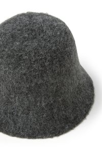 Sombrero de cubo de lana gris con un acabado suave y texturizado y una parte superior redondeada, que presenta un ala ancha y flexible.