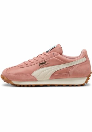 Różowy sneaker Pink Puma Easy Rider z białym paskiem, gumową podeszwą i sznurowanym zapięciem, pokazany od zewnętrznej strony na białym tle.